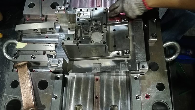 冲压模具加工设备选择